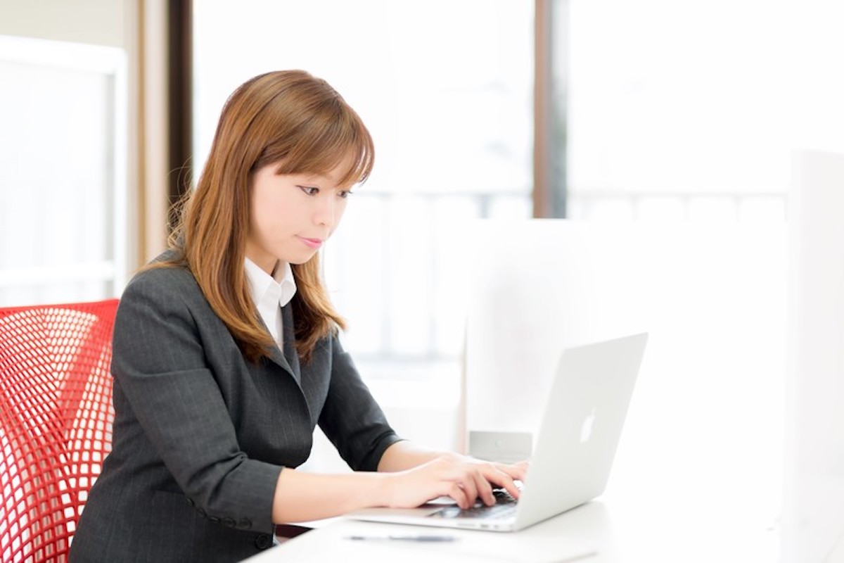 ノートパソコンで作業をする女性