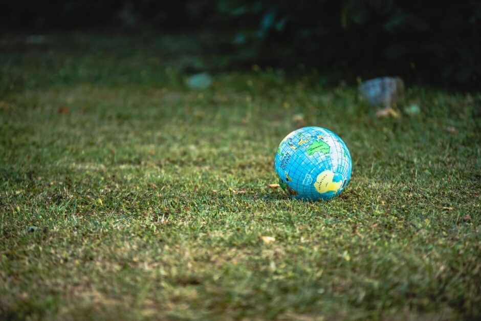 芝生に置かれた地球の模型