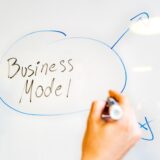 Business Modelと書かれたホワイトボード